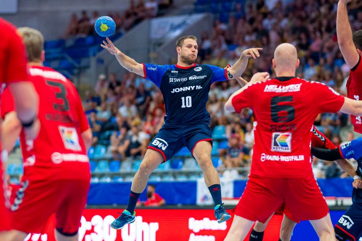 Handballnationalspieler Mimi Kraus wirft Ball